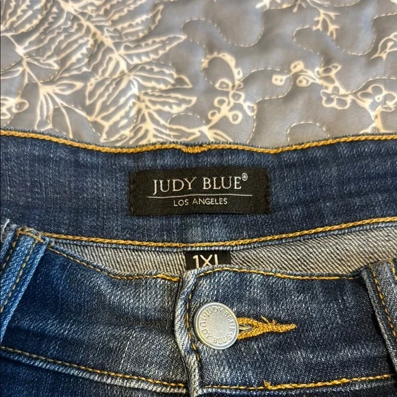 Judy Blue Blue Distressed Jean Shorts Raw-Edge Hem - Picture 2 of 4